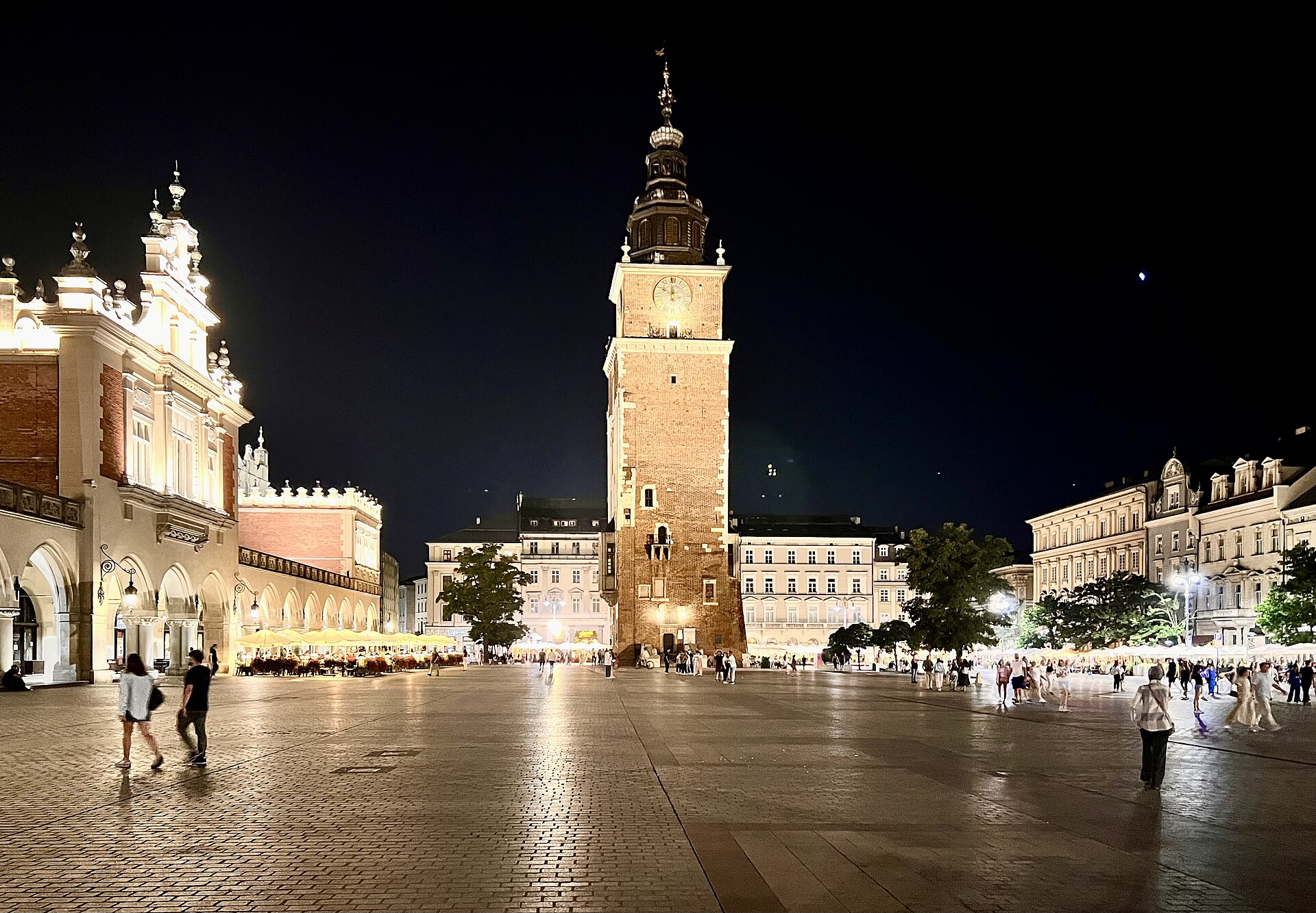 Krakowskie Stare Miasto oświetlone wieczorem.