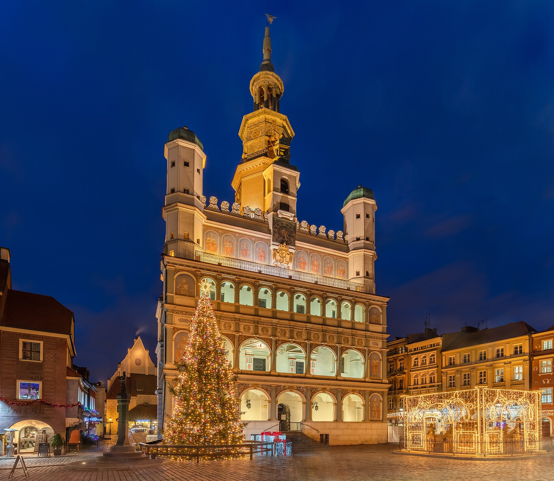 Centrum Poznania oświetlone wieczorem.