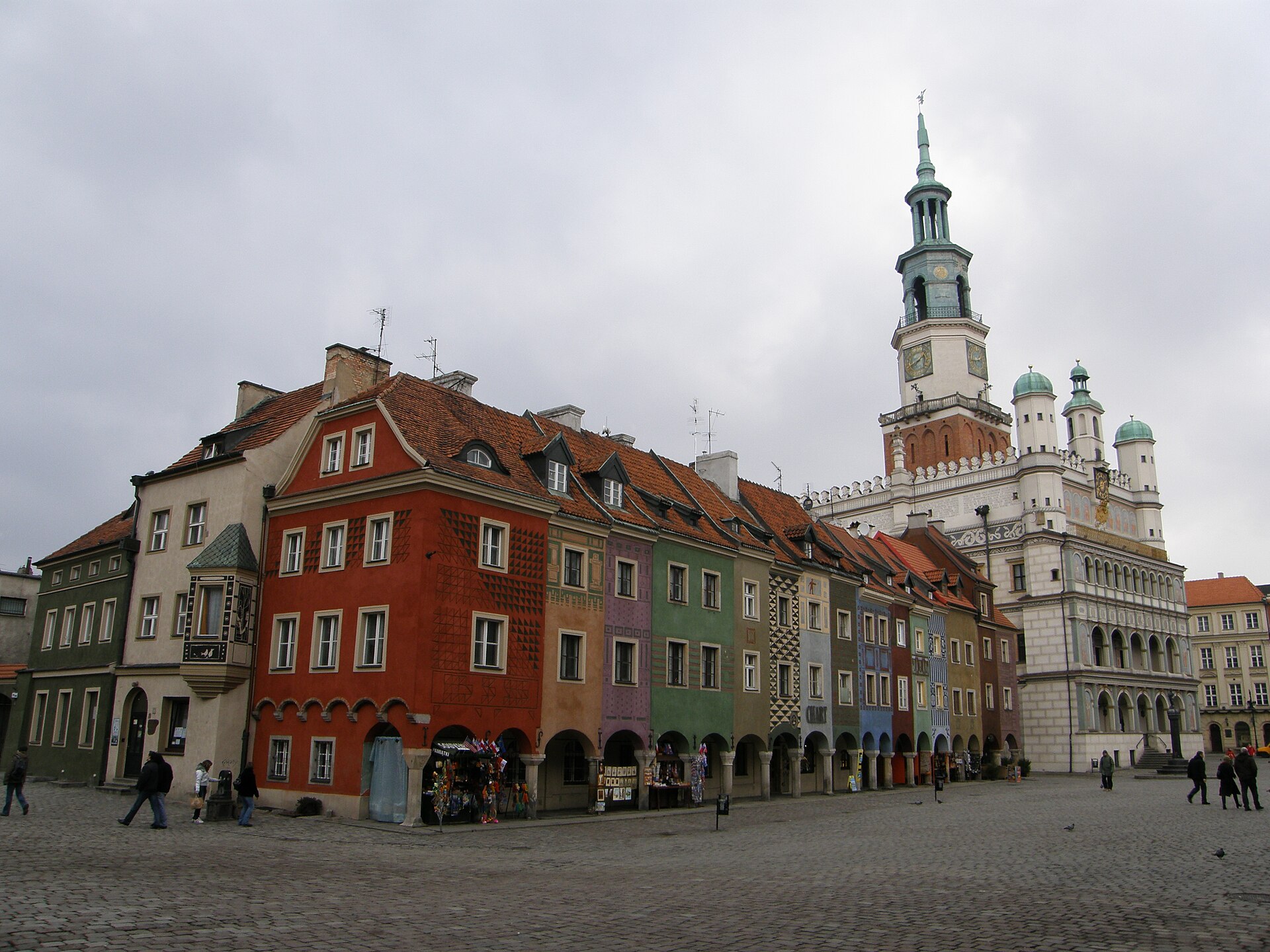 Kolorowe domki budnicze na poznańskiej starówce.