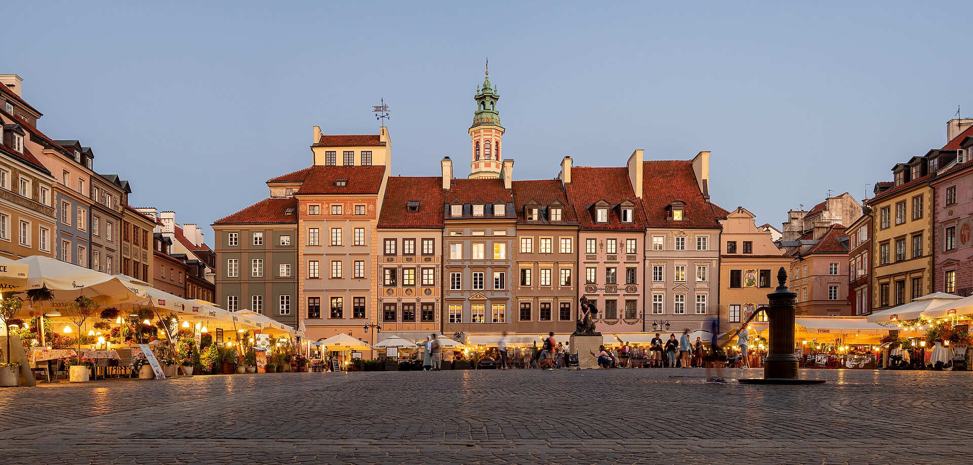 Kolorowe kamienice na Rynku Starego Miasta w Warszawie.
