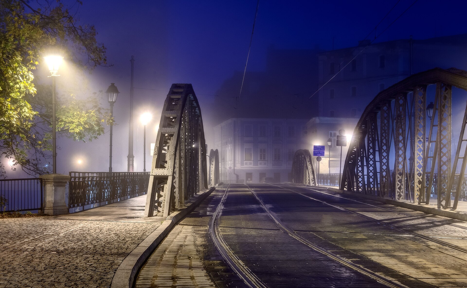 Wrocław nad Odrą oświetlony nocą.